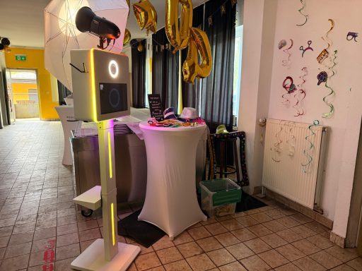 Stehpult mit Fotobox, dekoriert mit Bananen und bunten Wandmalereien.